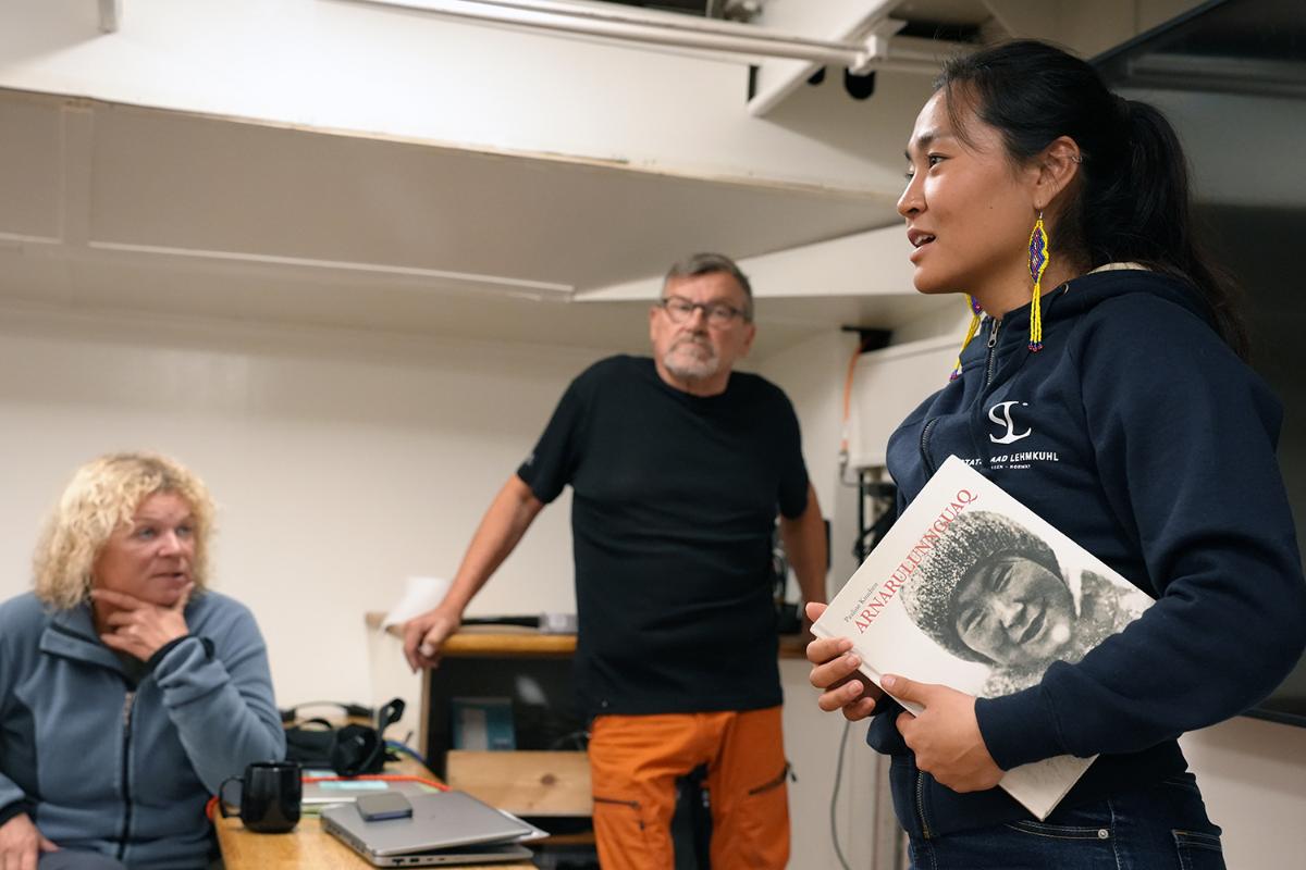 Tre personer i et klasserom